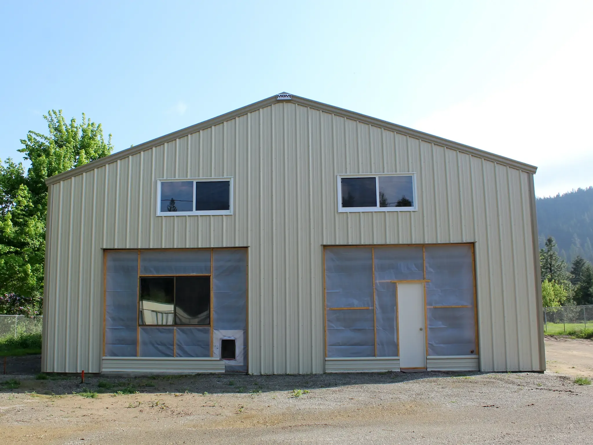 Basic barndo exterior with large sliding doors
